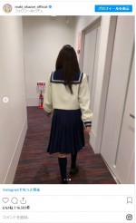 セーラー服で楽しげに廊下を駆ける姿も　※「岡副麻希」インスタグラム