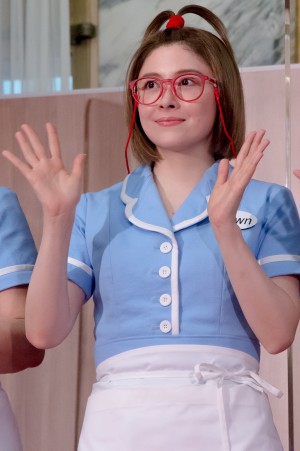 ミュージカル『ウェイトレス』初日囲み取材に登場した宮澤エマ