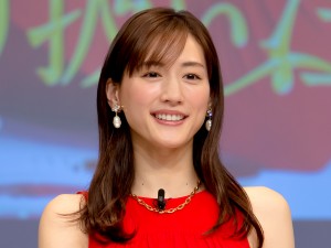 劇場版『奥様は、取り扱い注意』公開直前イベントに登場した綾瀬はるか