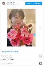 上野樹里、花に囲まれ満面スマイル　※「上野樹里」インスタグラム