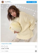 セットだとしか思えない！ 内田理央の私服とクッション　※「内田理央」インスタグラム