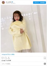 セットだとしか思えない！ 内田理央の私服とクッション　※「内田理央」インスタグラム