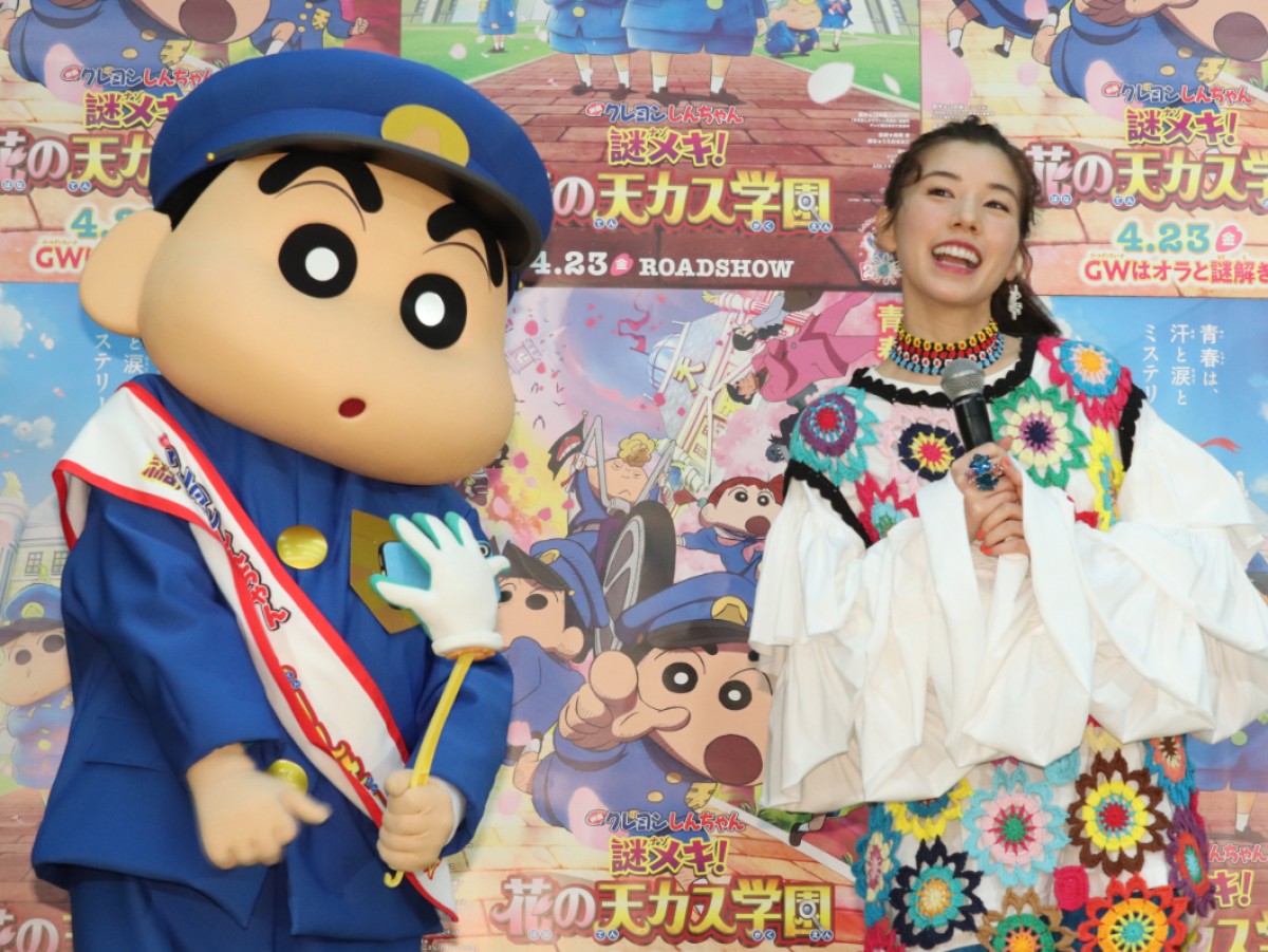 『映画クレヨンしんちゃん 謎メキ!花の天カス学園』公開アフレコイベントに登場した野原しんのすけ、仲里依紗