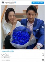 矢沢心＆魔娑斗夫婦　40本の青い薔薇とともに　※「矢沢心」インスタグラム