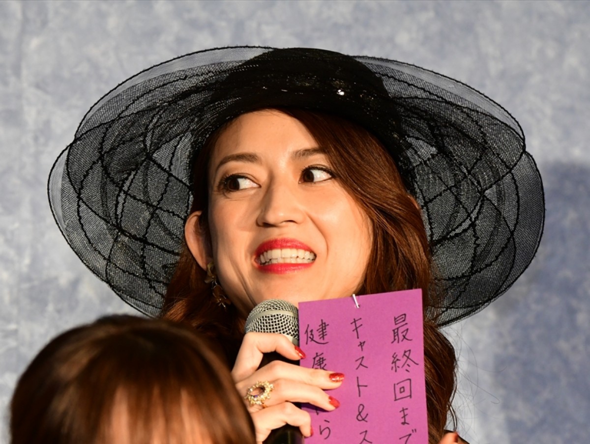 小沢真珠、愛娘卒園式の美ヘアアレンジ披露にネット「素敵なママさん」