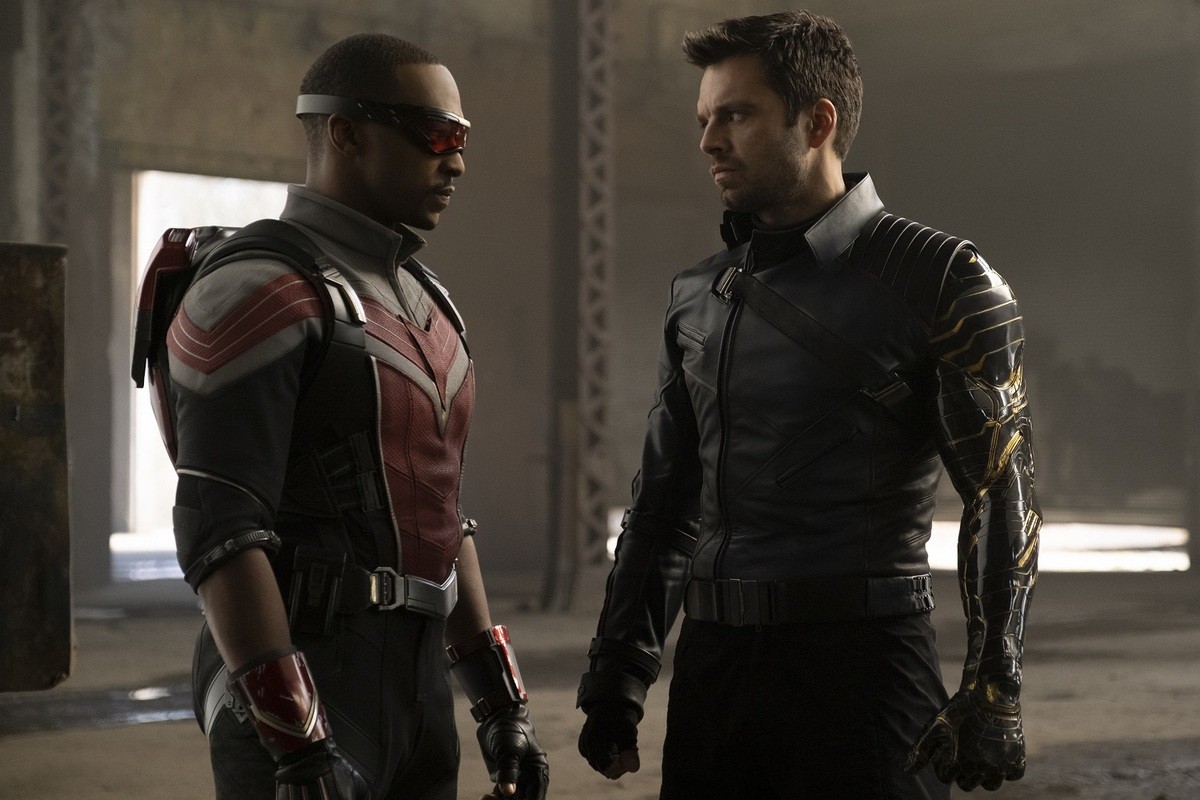 (左から)ファルコンとウィンター・ソルジャー(ドラマ『ファルコン&ウィンター・ソルジャー』場面写真)