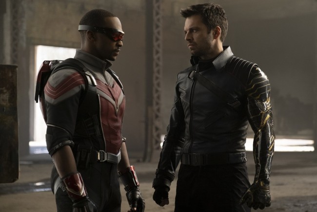 (左から)ファルコンとウィンター・ソルジャー(ドラマ『ファルコン&ウィンター・ソルジャー』場面写真)