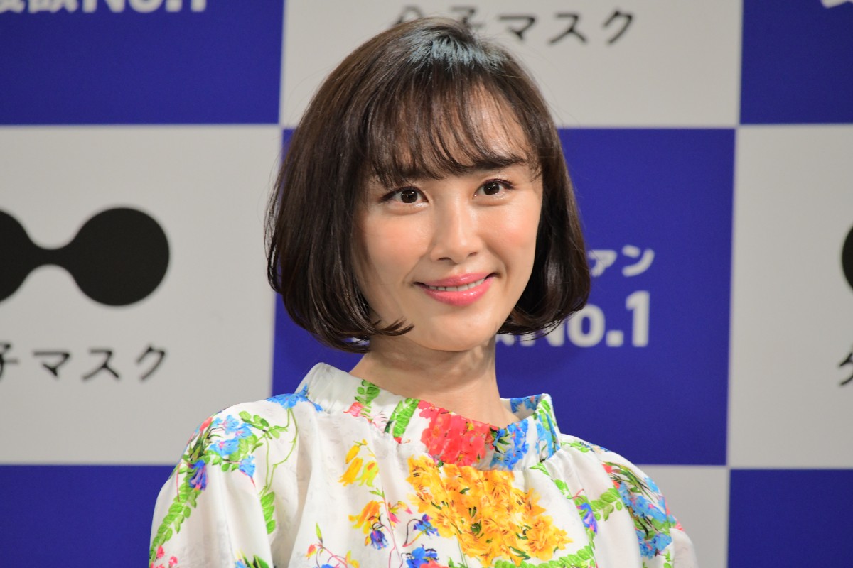 爆笑田中、愛娘とXmasツリー飾りつけ　妻・山口もえ撮影の家族の一コマに反響