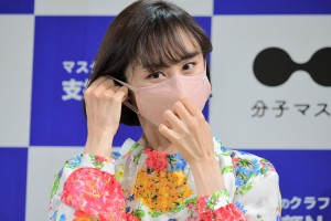 「分子マスク」プレス発表会に登場した山口もえ
