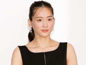 劇場版『奥様は、取り扱い注意』公開記念舞台あいさつに登壇した綾瀬はるか