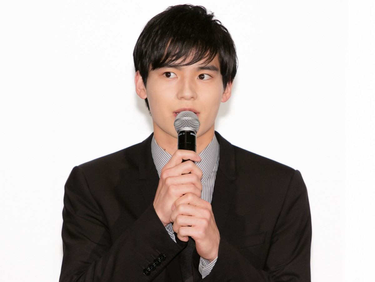 岡田健史、綾瀬はるかに“美しいお顔”と言われ「ドキドキします」