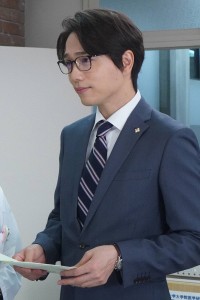 ドラマ『監察医 朝顔』第2シーズン第19話（最終話）に『イチケイのカラス』よりクロスオーバー出演する山崎育三郎