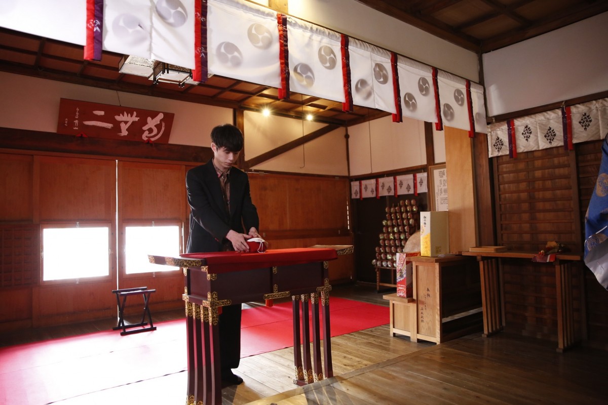 坂口健太郎、“やり直し神社”で『劇場版シグナル』大ヒット祈願　試写会にもサプライズ登壇