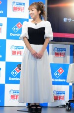 ドミノ・ピザ「デリバリー Lを買うとM無料！」新サービス発表会に登場した辻希美