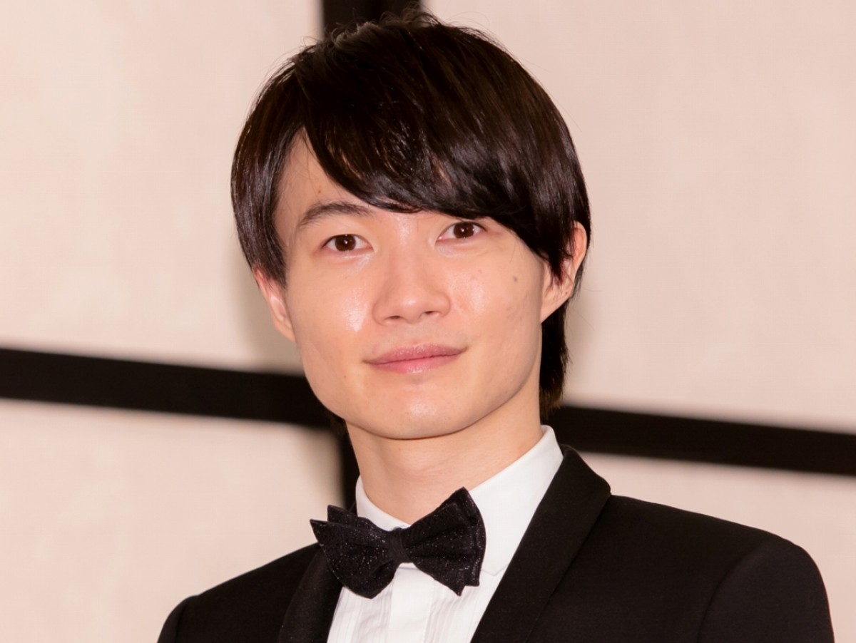 神木隆之介、金髪自撮りショットにファン歓喜「ローアングルでもイケメン」