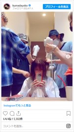 熊田曜子、4人がかりのヘアメンテ姿　※「熊田曜子」インスタグラム