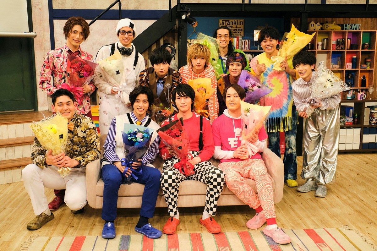 ドラマ『テレビ演劇 サクセス荘3』クランクアップ写真にキャスト集合