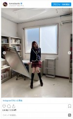 熊田曜子、“チェックのミニスカ”学生服姿での撮影オフショット　※「熊田曜子」インスタグラム