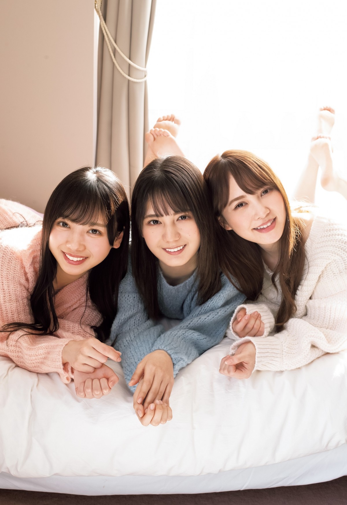 日向坂46・加藤史帆、齊藤京子、小坂菜緒　ショーパンでゴロゴロ　くつろぎグラビア