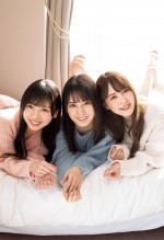 【写真】日向坂46・加藤史帆、齊藤京子、小坂菜緒　ショーパンでゴロゴロ　くつろぎグラビア