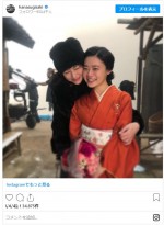 “メーテル風”衣装の井川遥が杉咲花をバックハグ　※「杉咲花」インスタグラム