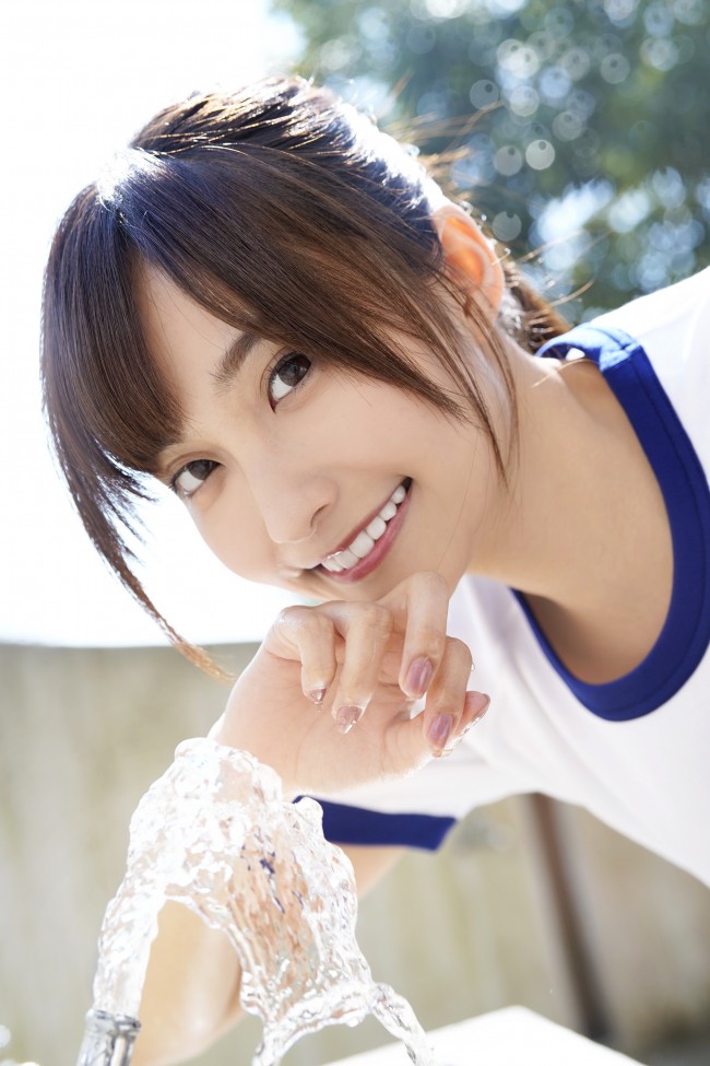 『花咲れあ 1st写真集 はなびら』『花咲れあ 電子限定1st写真集 果実』より