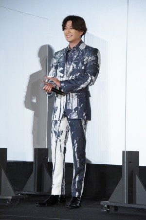 映画『ブレイブ ‐群青戦記‐』公開後舞台あいさつに登場した新田真剣佑