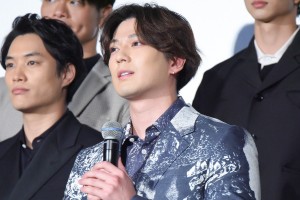 映画『ブレイブ ‐群青戦記‐』公開後舞台あいさつに登場した新田真剣佑
