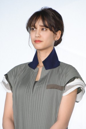 映画『ブレイブ ‐群青戦記‐』公開後舞台あいさつに登場した山崎紘菜