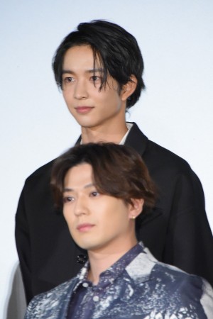 映画『ブレイブ ‐群青戦記‐』公開後舞台あいさつにサプライズ登場した鈴木仁