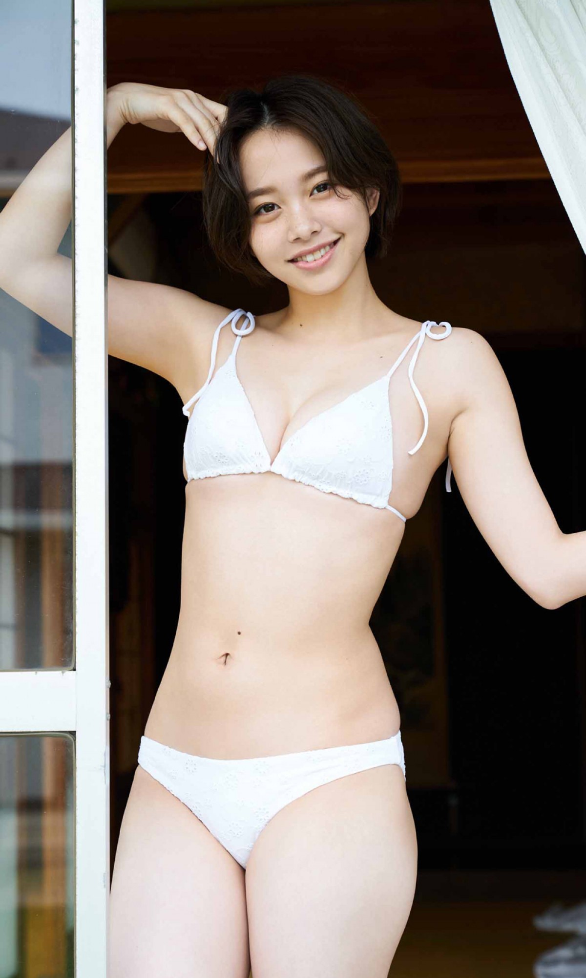 “日本一かわいい女子高生”新田あゆな18歳、初々しささく裂の1stデジタル写真集