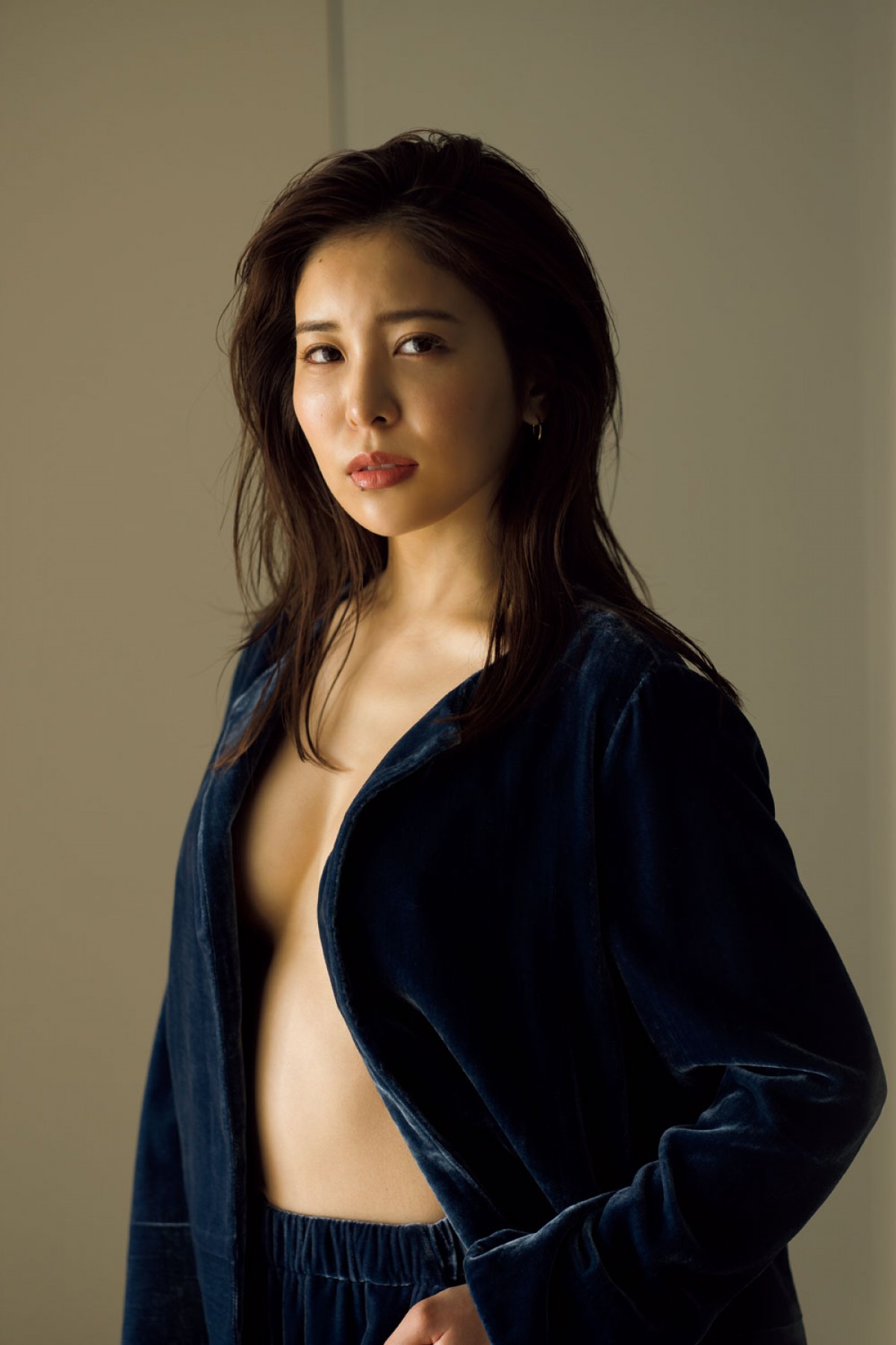 女流プロ雀士・岡田紗佳、身長170cmスレンダーボディ披露