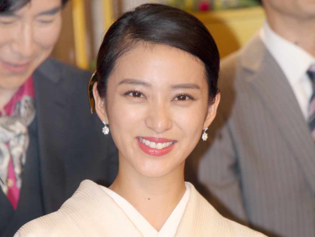 武井咲、愛犬抱っこしてお花見　ナチュラルな美貌をネット絶賛