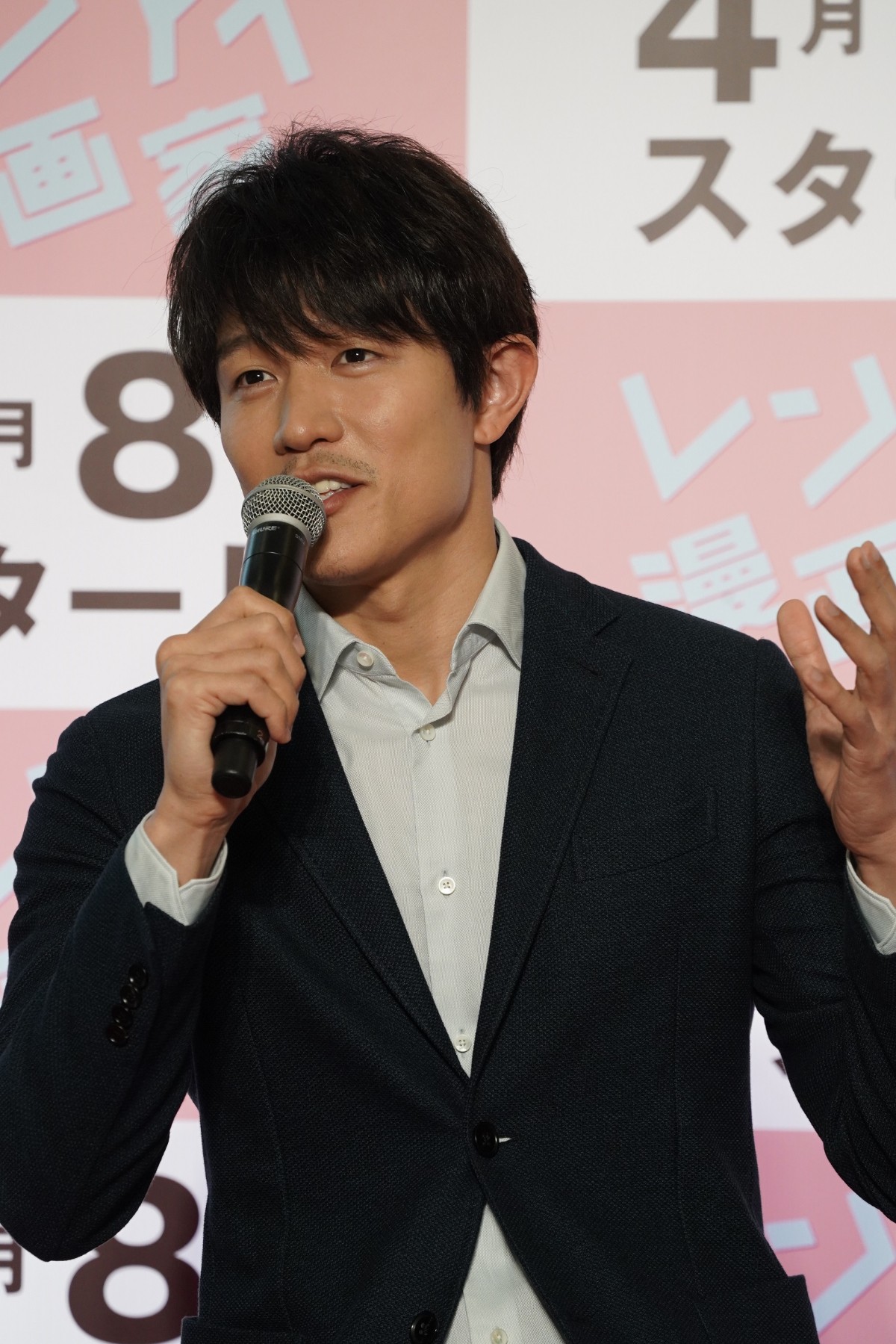 鈴木亮平、吉岡里帆と至近距離のシーンに「キュンとし過ぎて笑いが止まらなくなった」