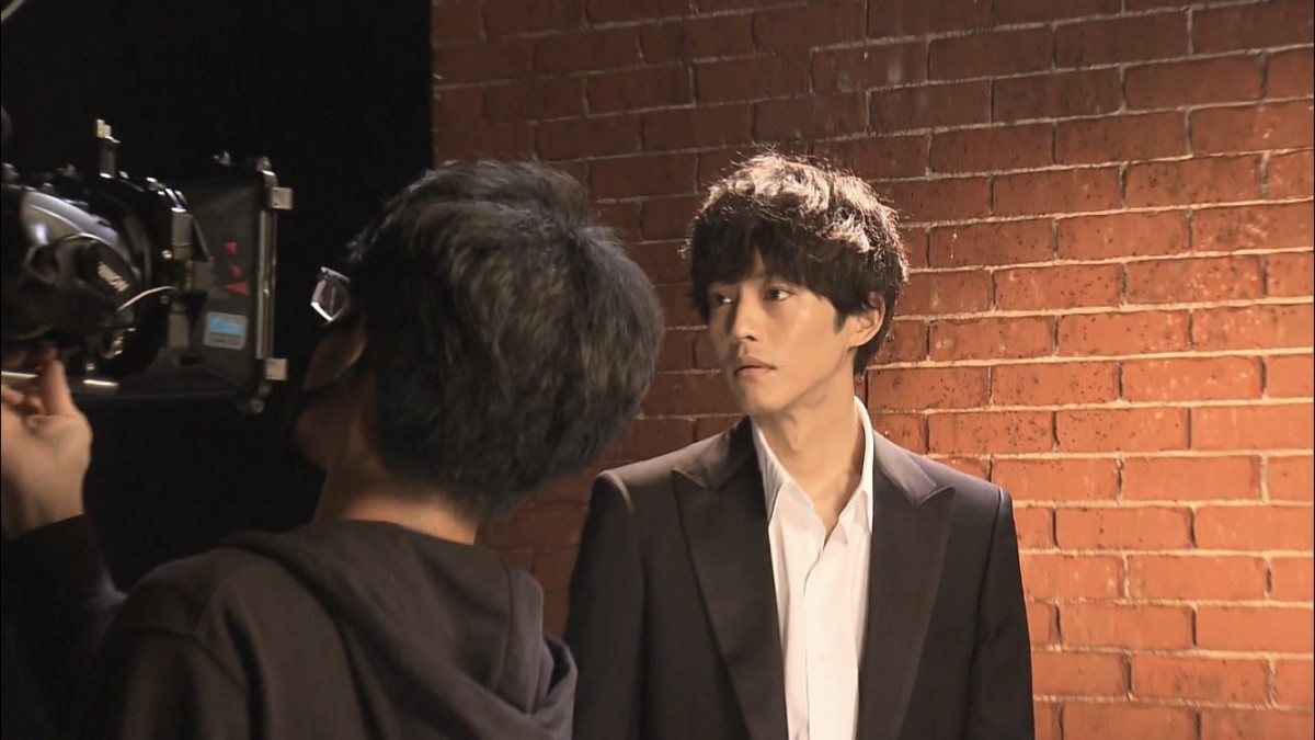 松坂桃李と井浦新がキス寸前！　麻生久美子はキス顔にもん絶　新ドラマPR動画メイキング映像＆カット公開