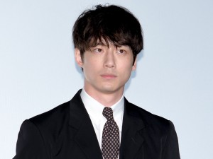 『劇場版シグナル 長期未解決事件捜査班』初日舞台あいさつに登場した坂口健太郎
