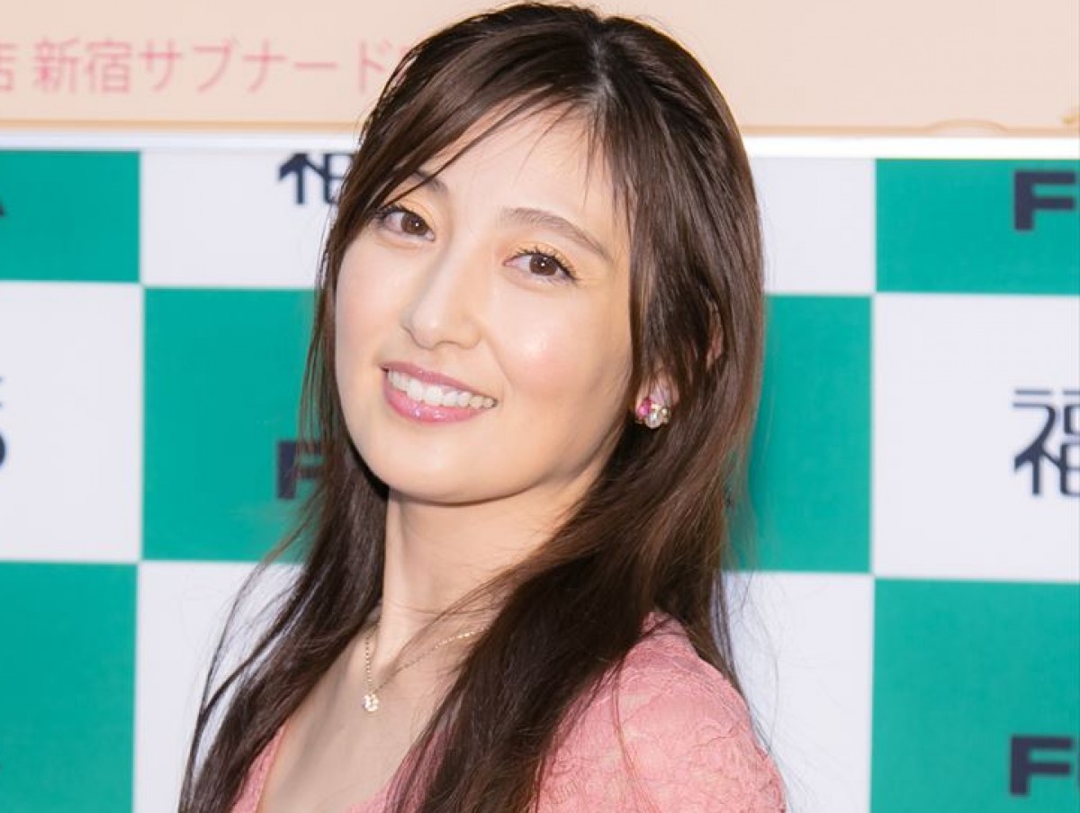 熊田曜子 レースの白ワンピ姿披露に 可愛い の声 キュートな ウサギ耳 ショットも 21年4月3日 1ページ目 エンタメ ニュース クランクイン