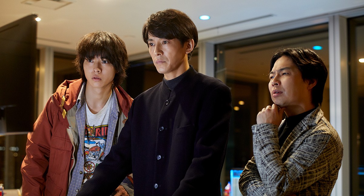 山崎賢人＆清原果耶がイヤホンを半分こ　『夏への扉』新カット解禁　6.25公開決定