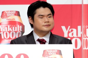 「Yakult（ヤクルト）1000」全国販売開始 記念イベントに登場した辻井伸行