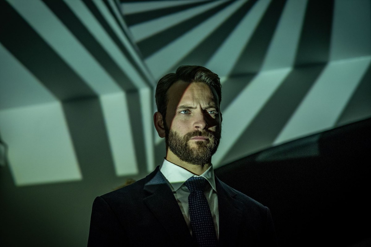 パトリック・デンプシーら出演の金融ドラマ『DEVILS』配信決定　謀略が錯綜する予告解禁