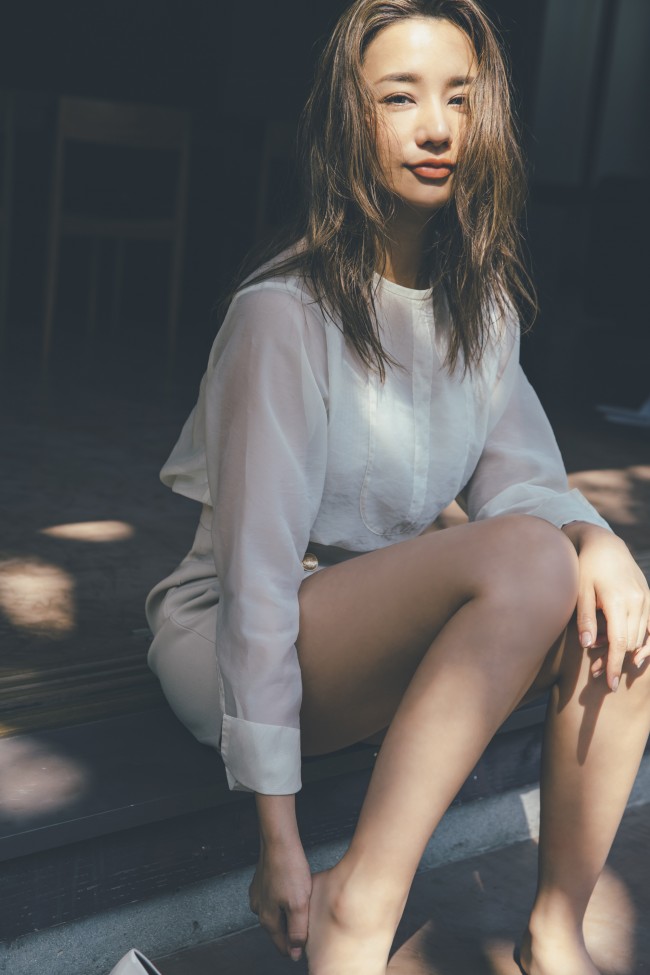 写真）高橋メアリージュン、「FLASH」初表紙で大胆カットのドレス姿