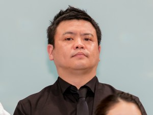 映画『ヒノマルソウル～舞台裏の英雄たち～』完成披露イベントに登場した飯塚健監督