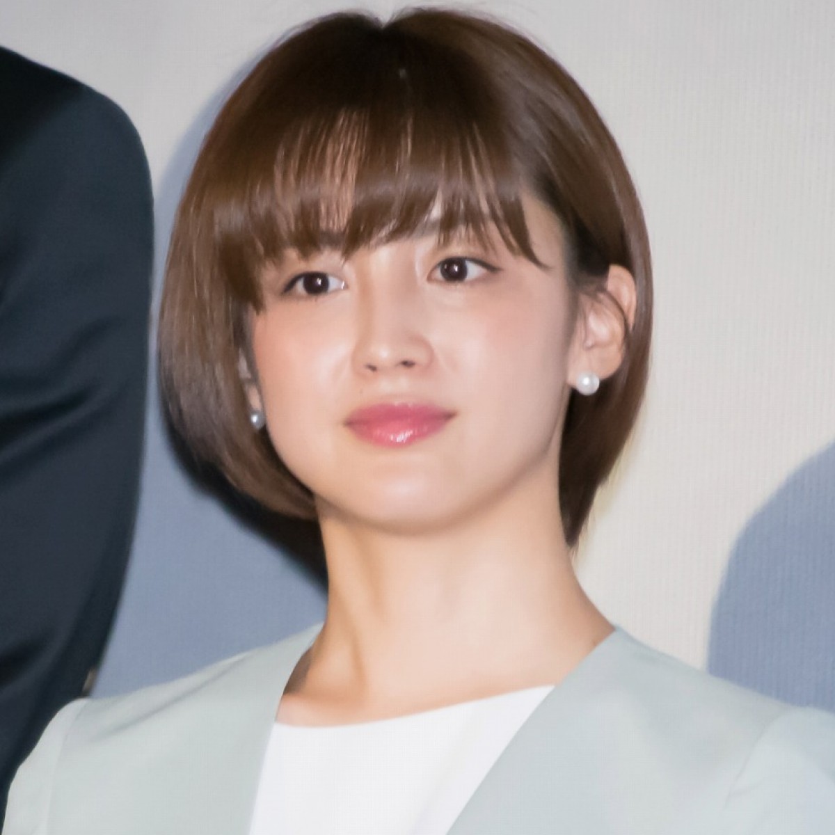 フジ宮司愛海アナ、美少年感あふれるセンター分けヘア　“人生最短級”の襟足にも反響