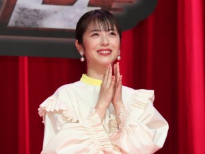 劇場版『名探偵コナン 緋色の弾丸』完成披露試写会に登場した浜辺美波