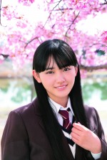 【写真】櫻坂46最年少・山崎天15歳、フレッシュな制服姿　“新入生”グラビア