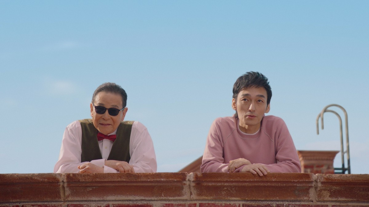 草なぎ剛、タモリがCM初共演 メルカリの新テレビCM「メゾンメルカリ・屋上での出会い」篇より