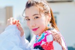 【写真】仲里依紗、花満開の衣装がかわいい　全身カット