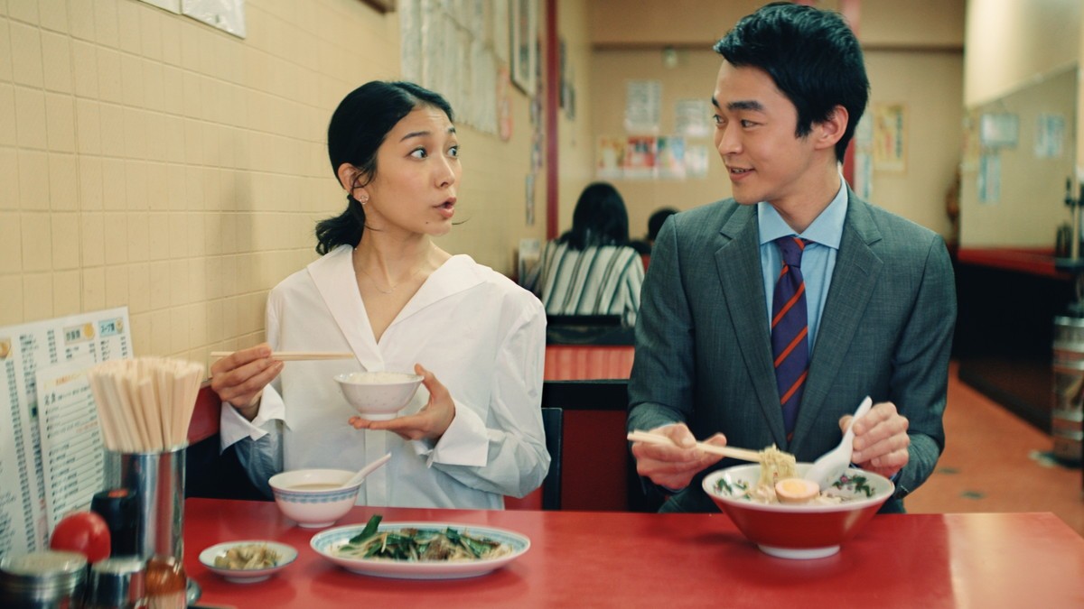 白衣の綾瀬はるか、新CMで息ピッタリ“綾瀬はるお”と共演「インパクトがすごくて」