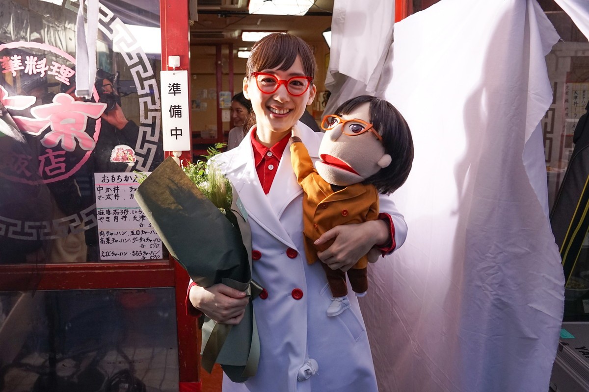 白衣の綾瀬はるか、新CMで息ピッタリ“綾瀬はるお”と共演「インパクトがすごくて」