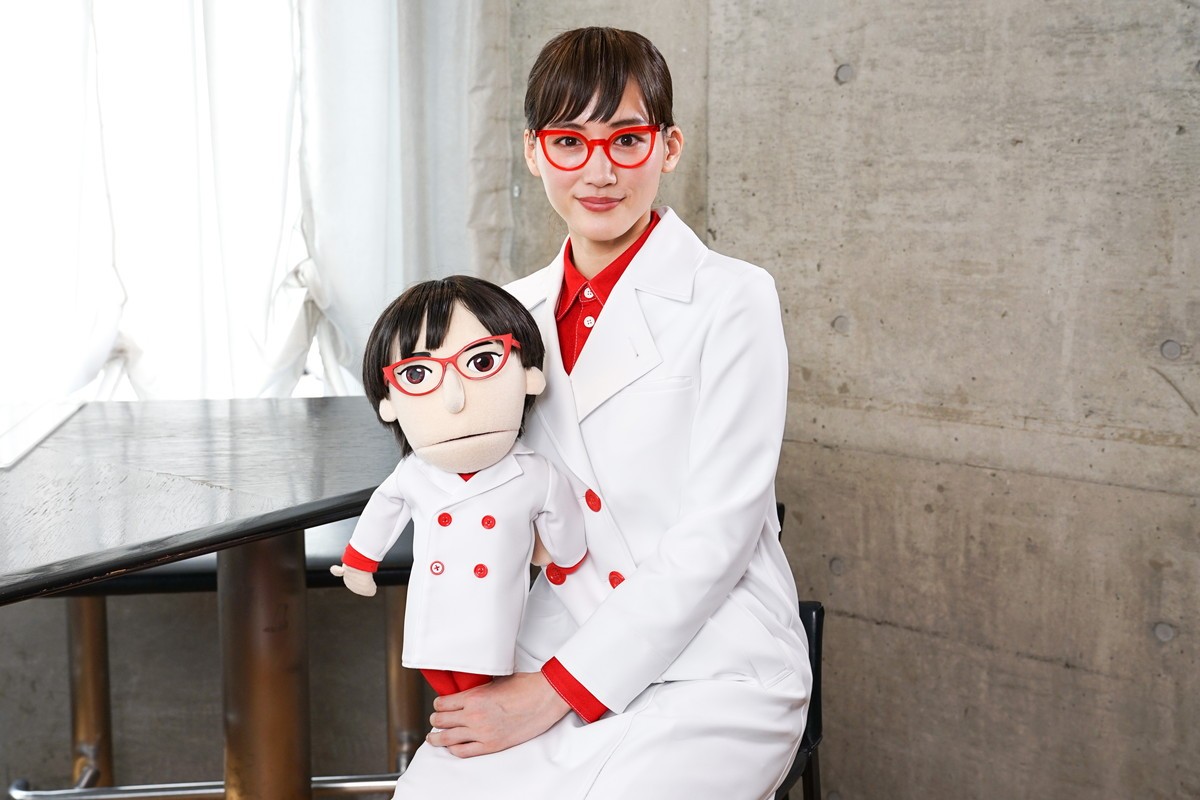 白衣の綾瀬はるか、新CMで息ピッタリ“綾瀬はるお”と共演「インパクトがすごくて」